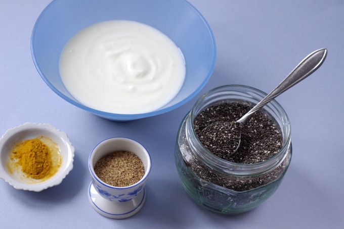 Kurkuma, Weizenkeimen und Chia-Samen mit Naturjoghurt - drei Kraftpakete für die Gesundheit.