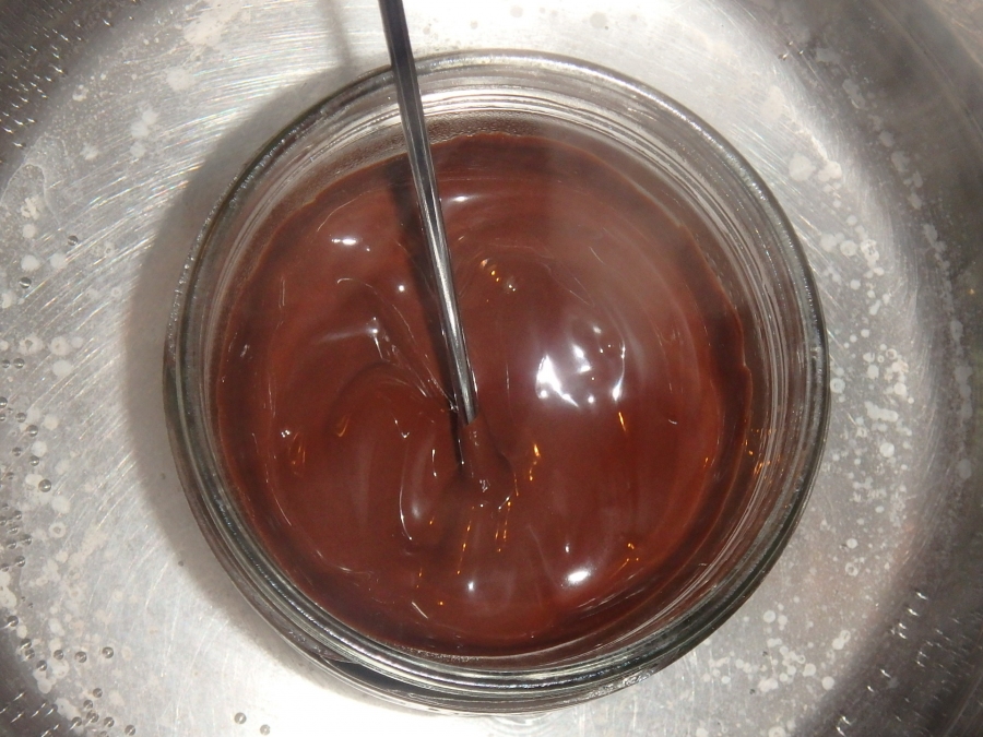 Dunkle Schokolade im Wasserbad schmelzen.