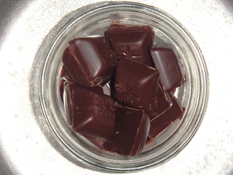 Dunkel Schokolade in einem Schüsselchen zum Schmelzen bereit.