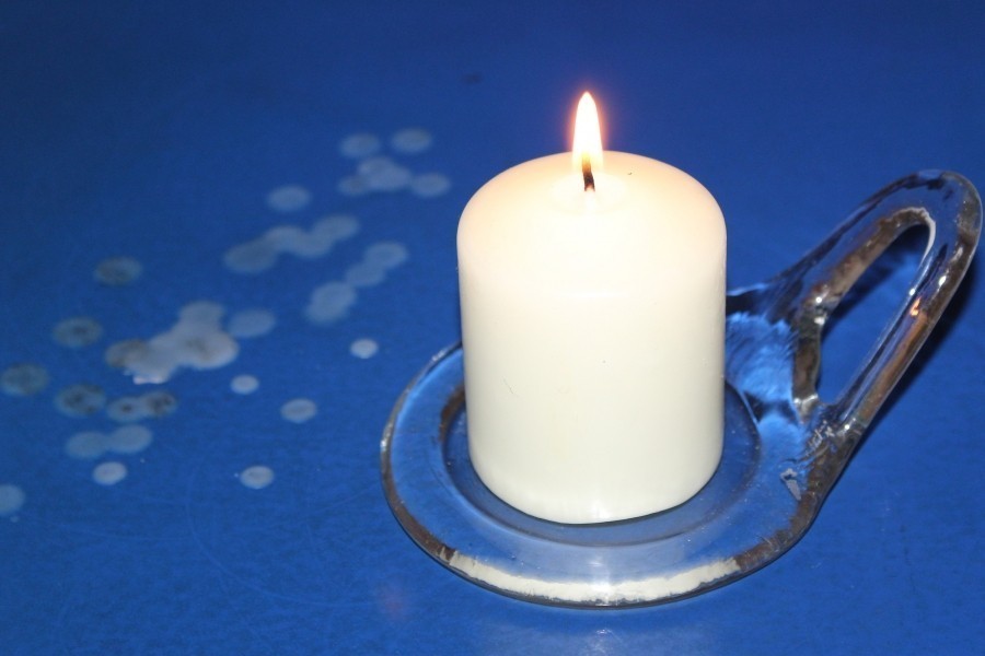 Bester Weg, um Kerzenreste von einer Lacktischdecke zu entfernen, ist das abgekühlte Wachs mit einem Glaskeramik-Schaber abzutragen.