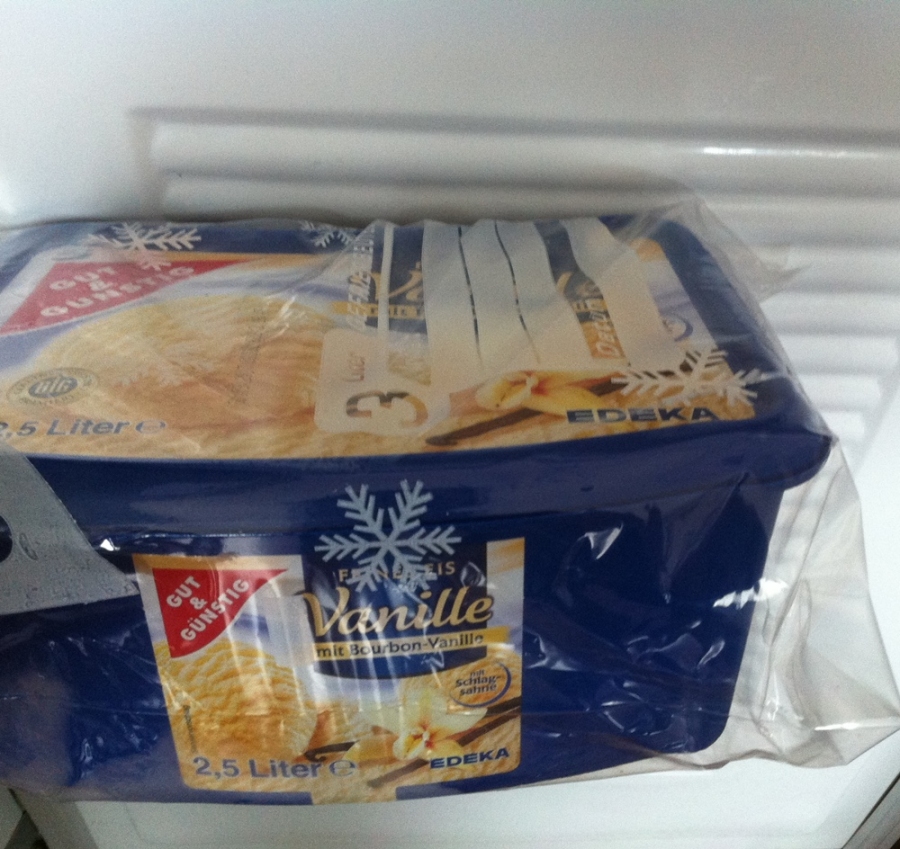 Wenn man die Eiscreme Packung in einer Tüte einfriert, bleibt sie schön soft.