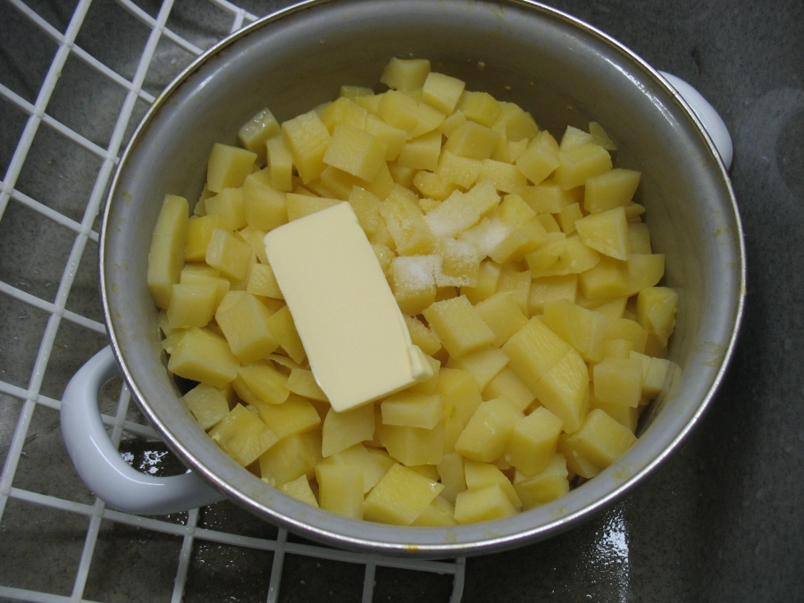 Dann gebe ich einen reichlichen Esslöffel Butter, 1 TL Salz und etwas Muskat (gerieben) dazu.