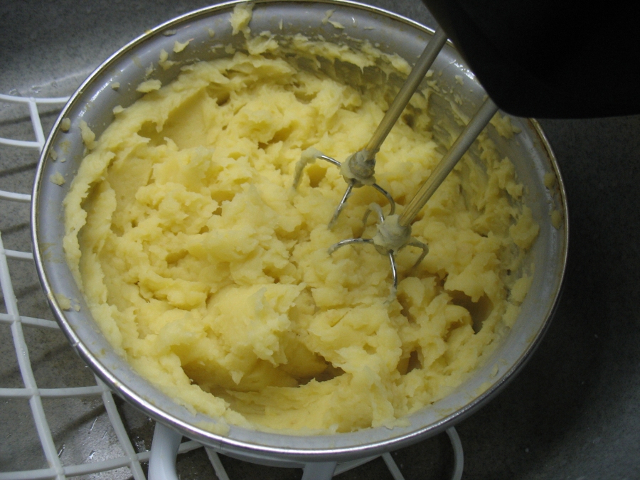 Das fertige Kartoffelpüree ist ganz wunderbar locker und „standfest“.