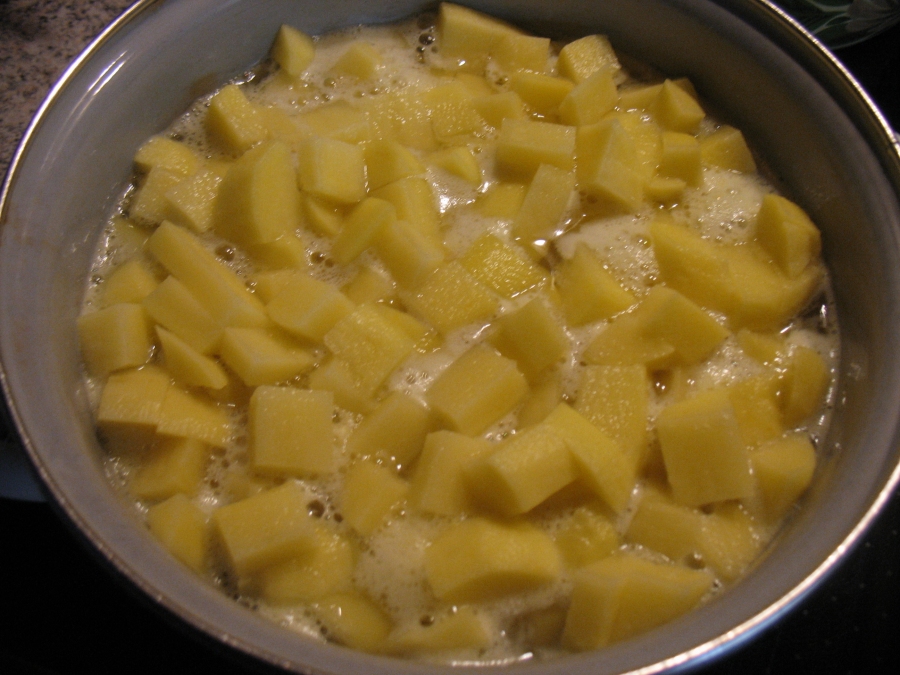 Die Kartoffeln werden geschält und in ca. 2 cm kleine Würfel geschnitten, die ich dann in einem Topf, knapp mit Salzwasser bedeckt, etwa 20 - 25 Minuten koche.
