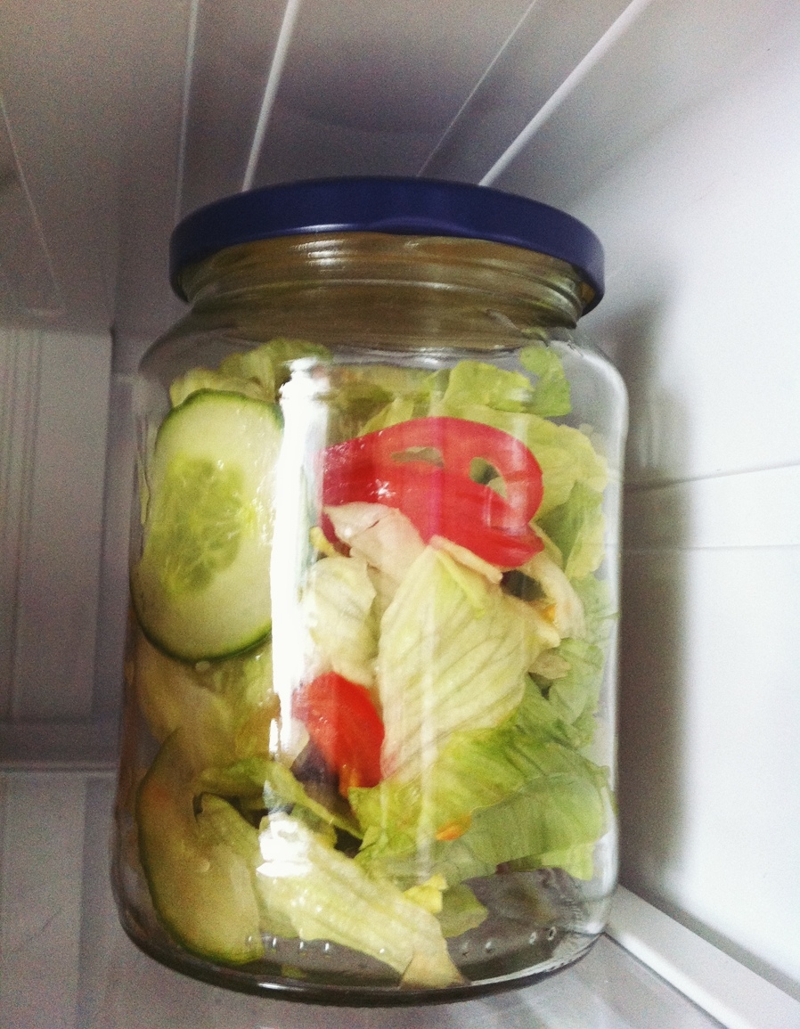 Reste von Salat in einem verschlossenen Schraubglas im Kühlschrank länger frischhalten.