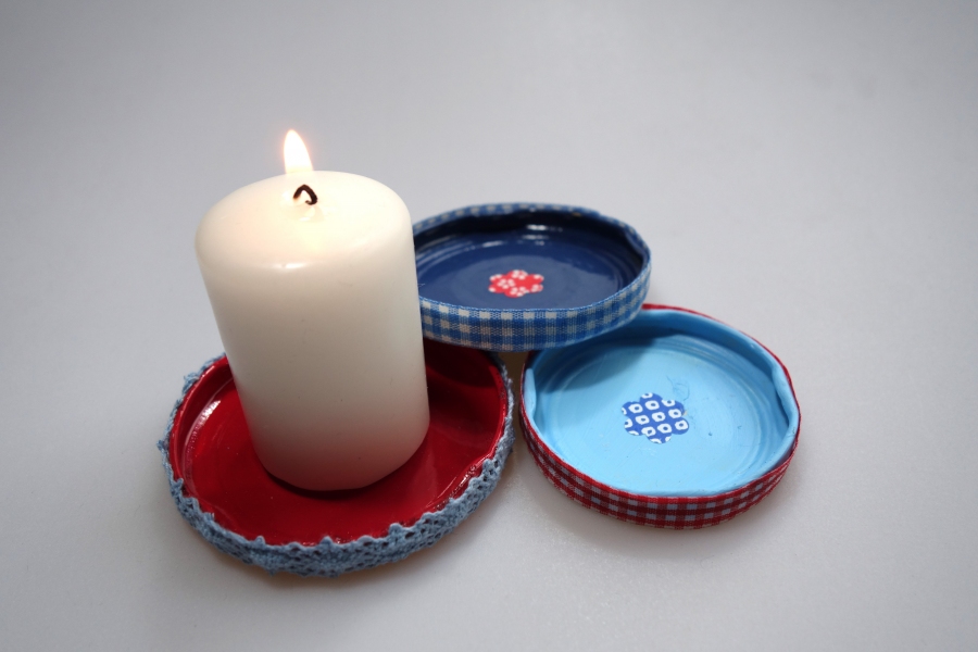 Aus Deckeln von einfachen Einmachgläsern lassen sich schöne Kerzenhalter basteln.