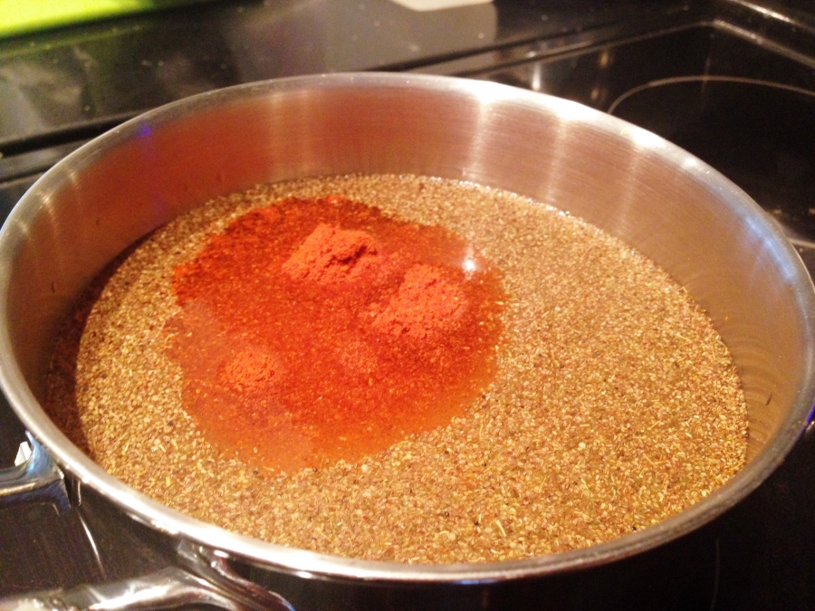 Sud zubereiten: Essig, Zucker, Selleriepulver und Paprikapulver in einen Topf geben und erhitzen. 