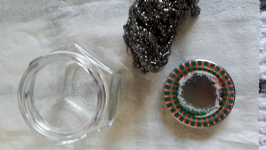 Schraubglasdeckel: Aufdrucke Edelstahl-Spirale, Scheuerpulver und Wasser entfernen.