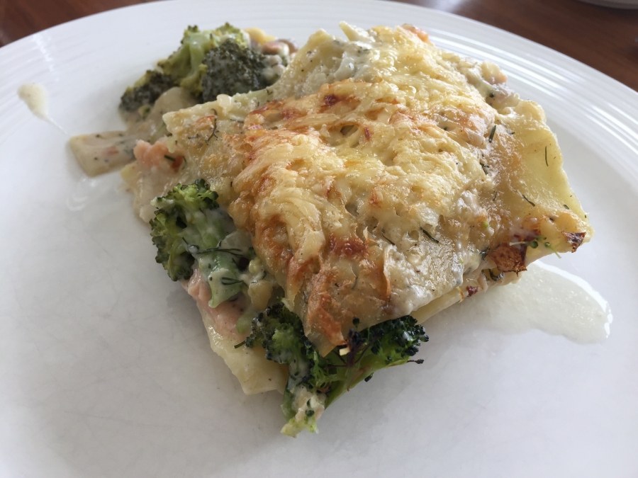 Ein Stück der fertigen Brokkoli-Lachs-Lasagne - eine gesündere Alternative zur klassischen Hackfleisch-Lasagne.