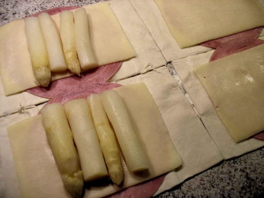 Spargelstücke gleichmäßig verteilen, mit geriebenem Käse bestreuen.