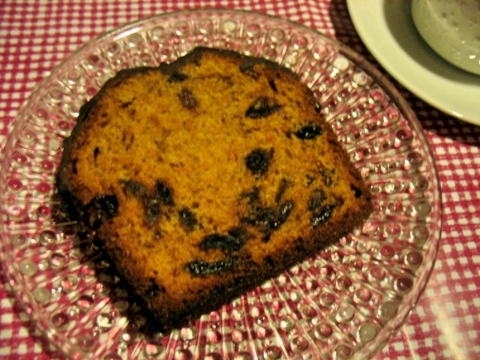 Ein Kuchenstück auf einem Teller angerichtet - zum Genießen bereit!