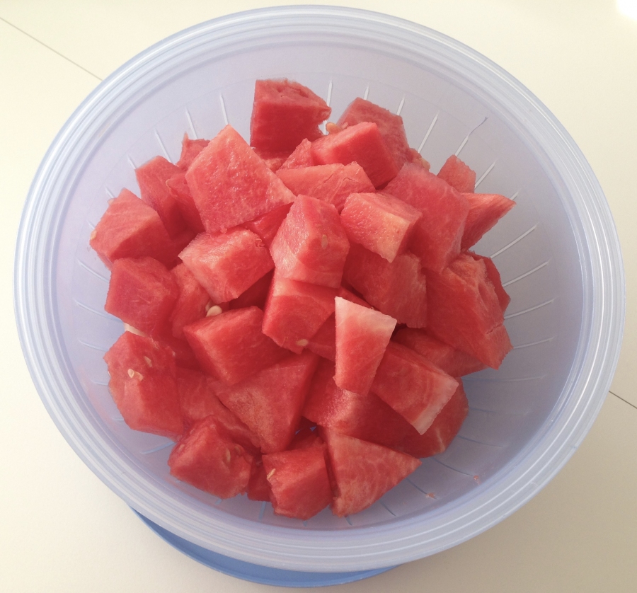 Melonenstücke in ein zur Schüssel passendes Sieb geben, jetzt kann der Saft immer gleich schön abtropfen. 