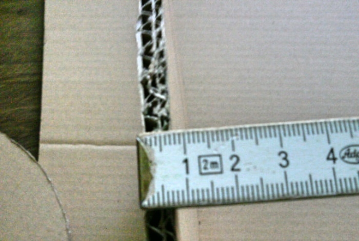 Die Pappe für die Etagere abmessen und einen Kreis für die Etagere ausschneiden.