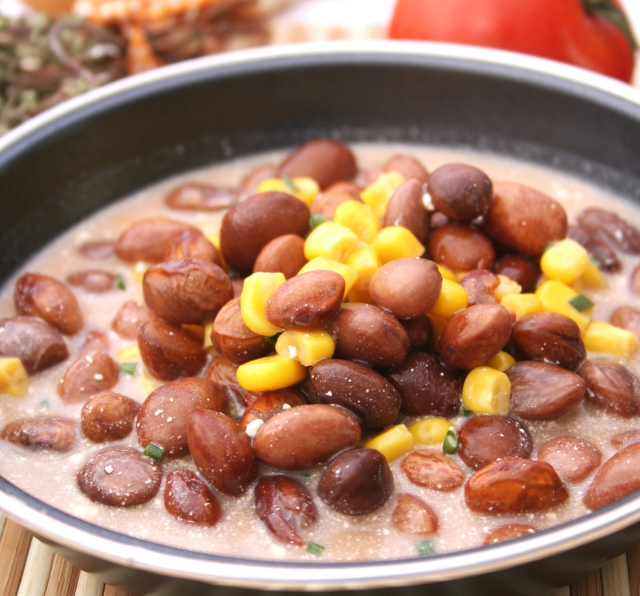 Bunte Bohnensuppe: Eine schnell zuzubereitende Suppe mit weißen und Roten Bohnen und Mais.