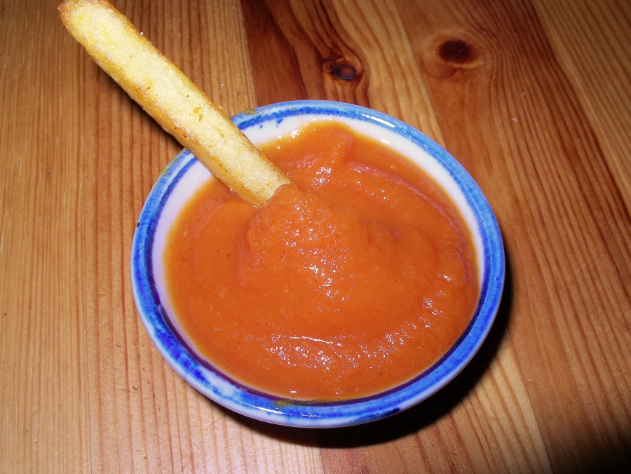 Das Karotten-Ketchup schmeckt gut zu Pommes, eignet sich aber auch gut als Salatsoße bei Couscoussalat oder als Dip für frisches Gemüse. 