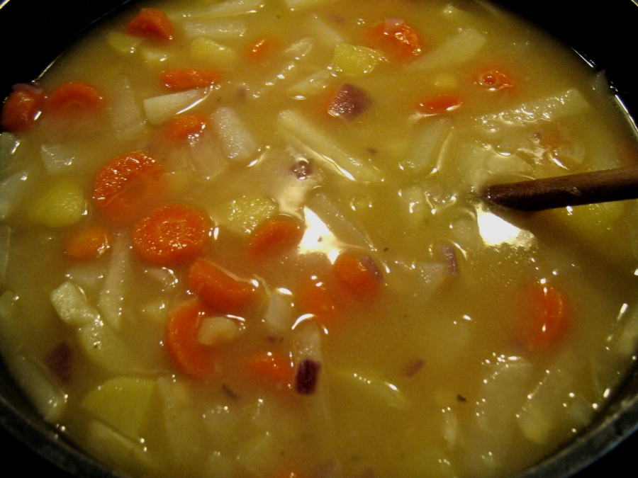 Nach der Garzeit des Gemüses rührt man die Mehlschwitze langsam in die Suppe ein, lässt sie dann aufkochen und noch etwas köcheln.