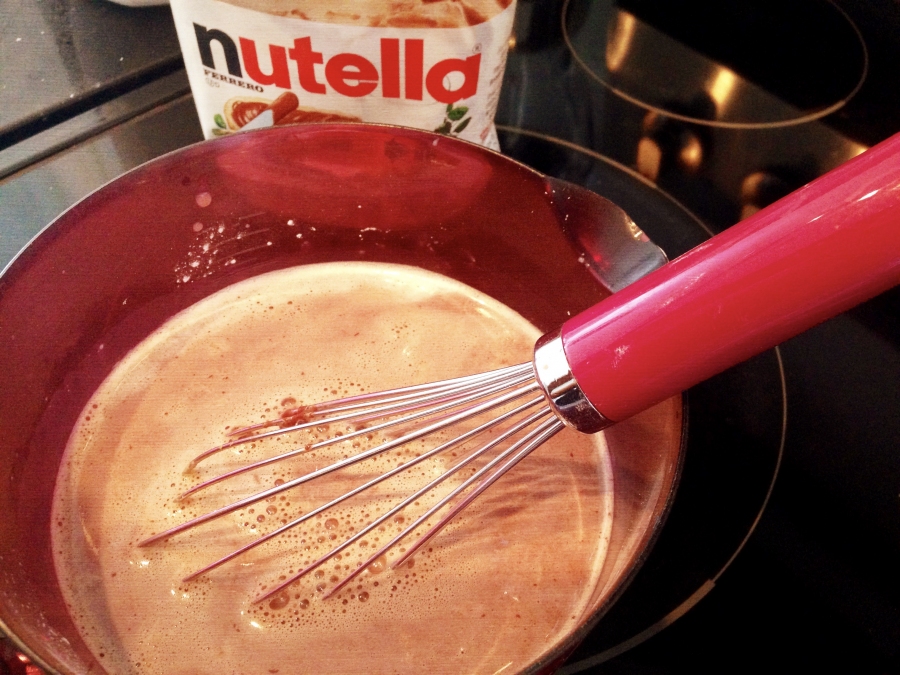 Heiße Milch rein und umrühren, bis sich alles löst. (Vorsicht nicht schütteln!). Dann das Ganze zum Zubereiten eines Vanillepuddings verwenden. Schmeckt einfach köstlich.