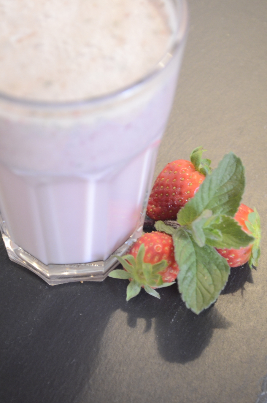 Zusammen mit 1 - 2 Blätter frischer Minze schmeckt der Erdbeer-Milchshake herrlich frisch & fruchtig.
