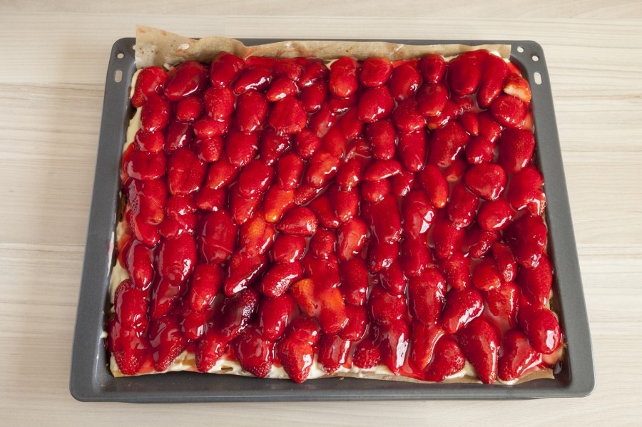 Marmorierter Erdbeerkuchen vom Blech - supereinfach zu backen! Der Kuchen sieht durch die roten Erdbeeren und dem marmorierten Teig toll aus. 
