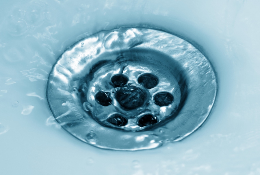 Abflüsse von Waschbecken in Küche und Bad vermeiden mit Essigessenz.