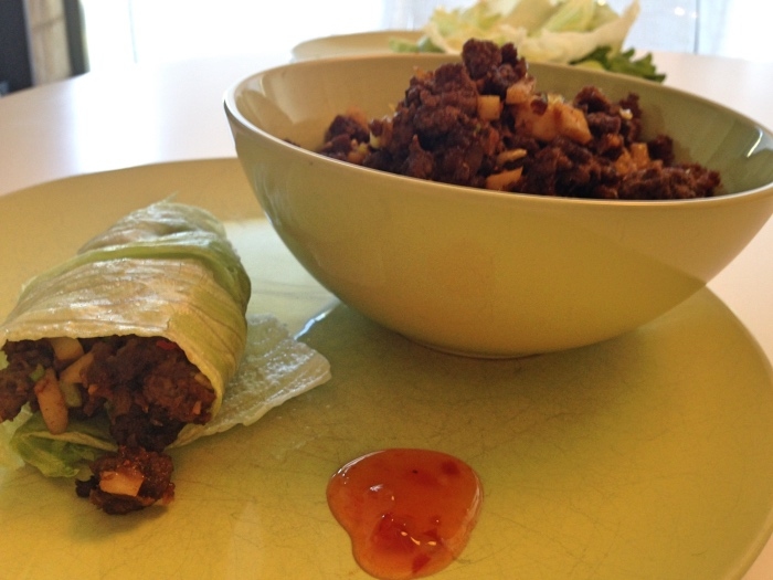 Zu dem asiatischen Salat Wrap kann man noch extra Sweet Chilli Sauce reichen und den Wrap darin eintunken.