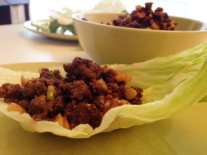 Eine tolle Idee, wenn man Gäste erwartet, aber natürlich auch für die Familie: Asiatische Salat Wraps zum selber bauen.