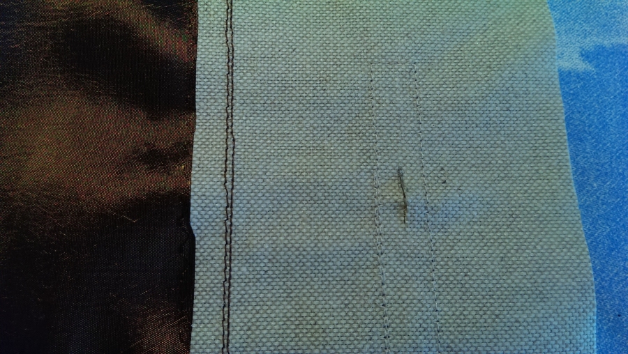 Dünne Stoffe auf eine harte Unterlage legen und jetzt die Rückseite des langen Teils eines Fadentrenners verwenden: Mit dieser stumpfen Seite entlang der gewünschten Schnittlinie fahren und dabei festdrücken.