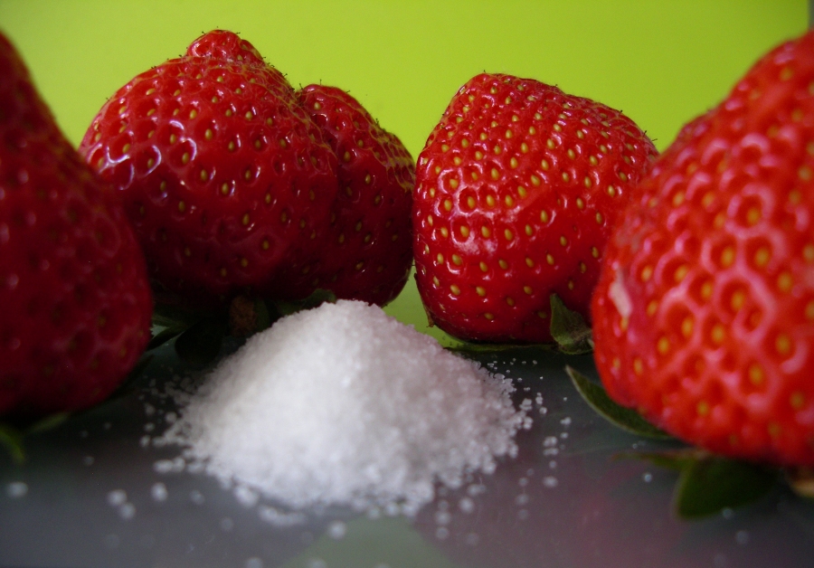100 Gramm Erdbeeren oder 1 Teelöffel voll Zucker enthalten dieselbe Menge Fruchtzucker