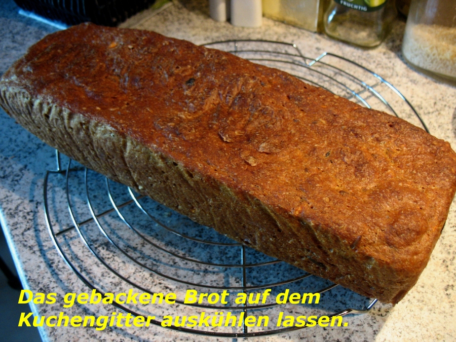 Das fertig gebackene Brot kurz abkühlen lassen, aus der Form nehmen und auf einem Kuchengitter auskühlen lassen.