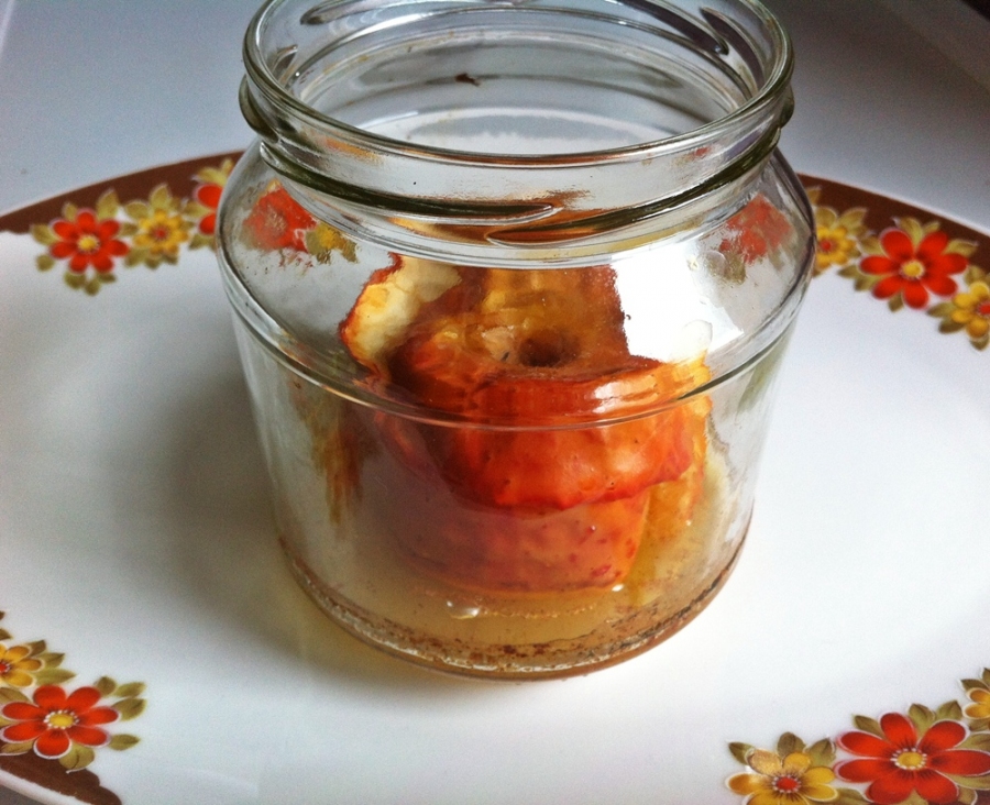 Bratapfel aus dem Glas: Nach dem Backen die Ränder der Gläser gut säubern und sofort den Deckel aufschrauben, nun sind sie einige Zeit haltbar. Die Äpfel schmecken kalt und heiß.