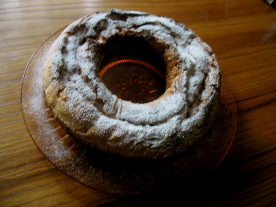 Der gebackene Vanille Gugelhupf kann mit Puderzucker bestreut werden.