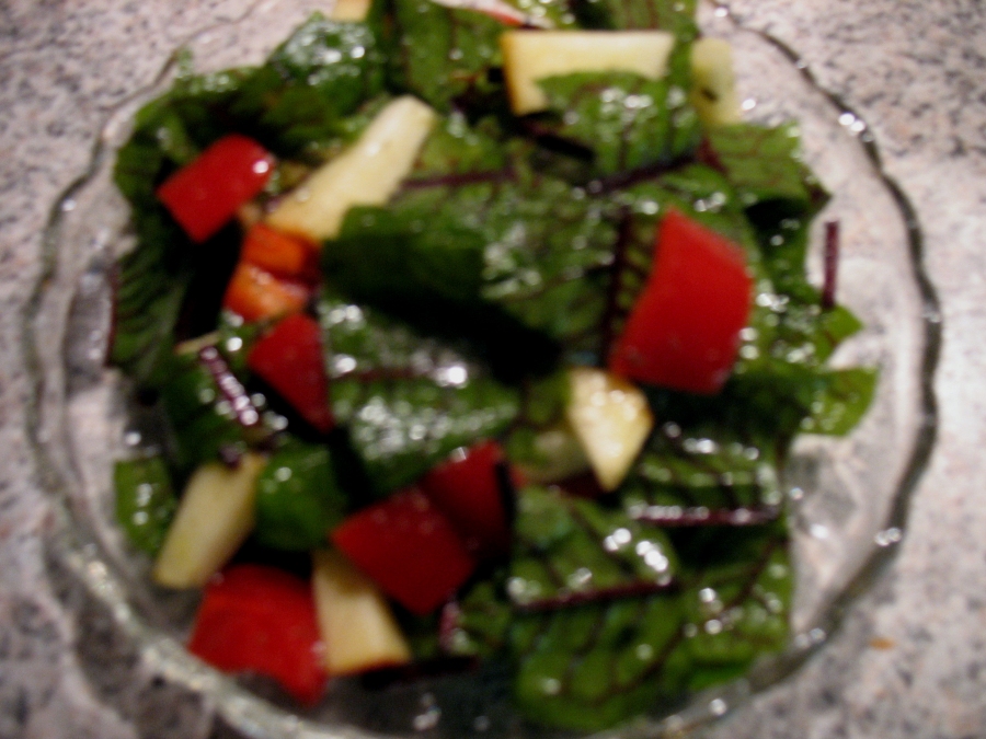 Salat-Fix mit Öl und Wasser verrühren und in einer Schüssel mit dem Gemüse-Obst-Gemisch vermengen, dabei noch mit etwas Pfeffer und Zucker würzen.
