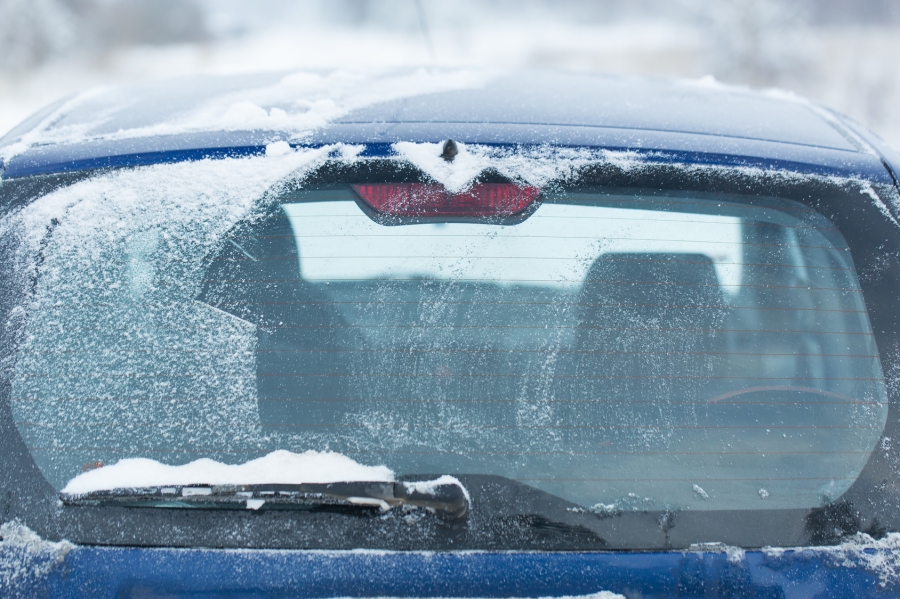 Hilfreiche Tipps für den Winter, wenn Schnee und Eis dem Autofahrer zu schaffen machen, nicht nur beim Fahren, sondern schon vor dem Einsteigen.