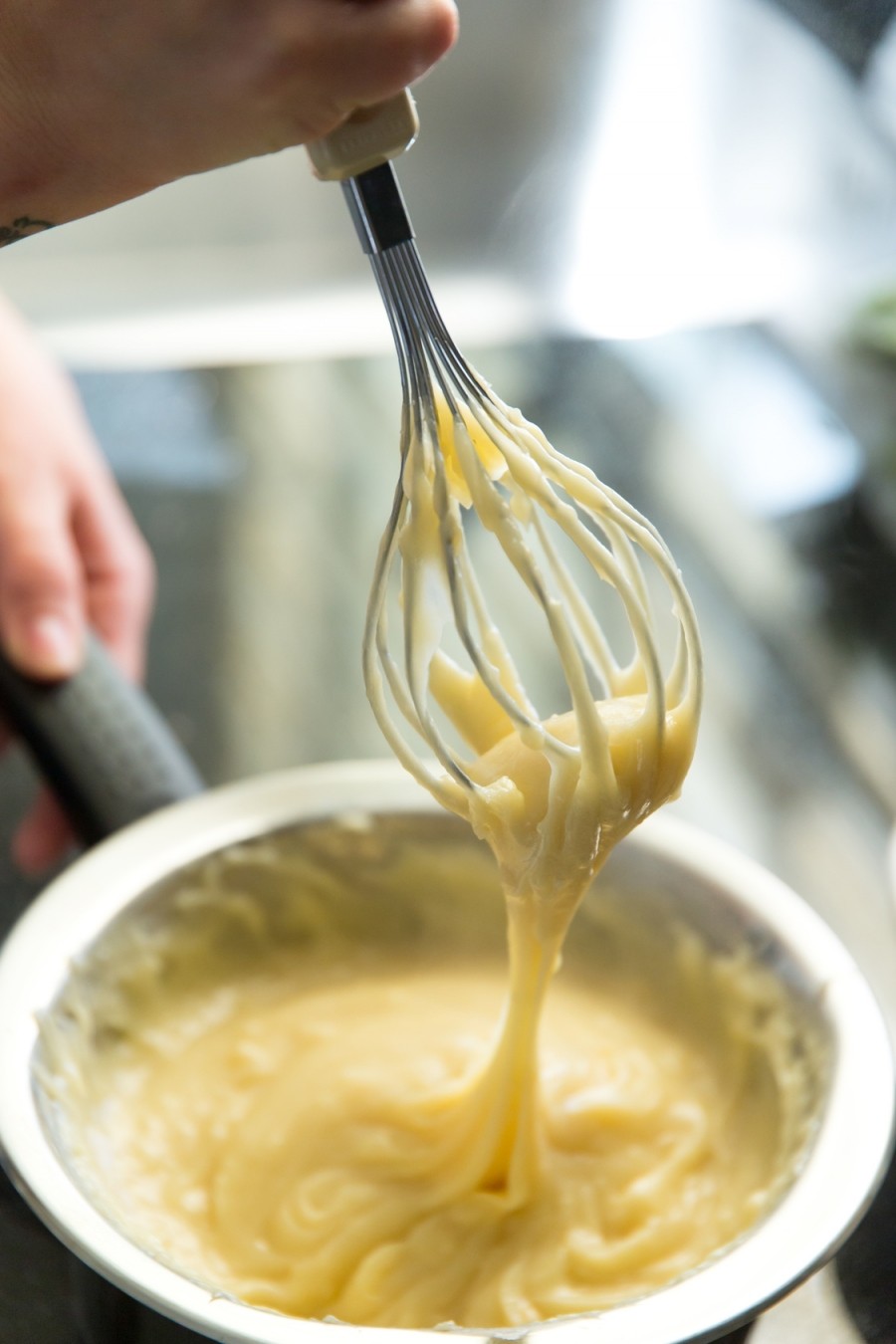 Bei einem Rührteig müssen Butter oder Öl und Eier Zimmertemperatur haben, damit der Kuchen gelingt.