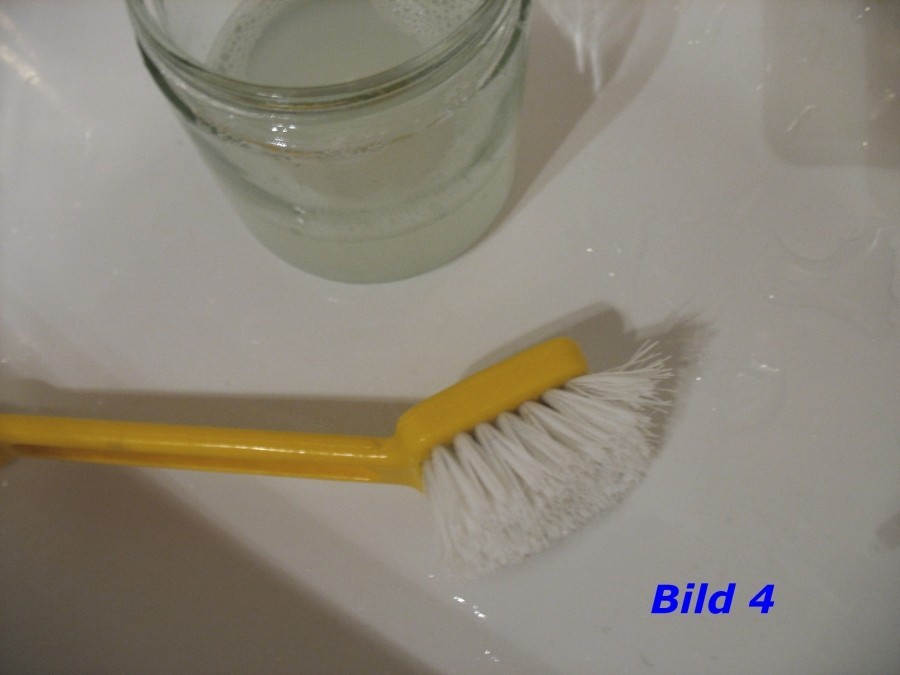 Eine verschmutzte Spülbürste nach einer Nacht in DanKlorix wieder schön sauber.