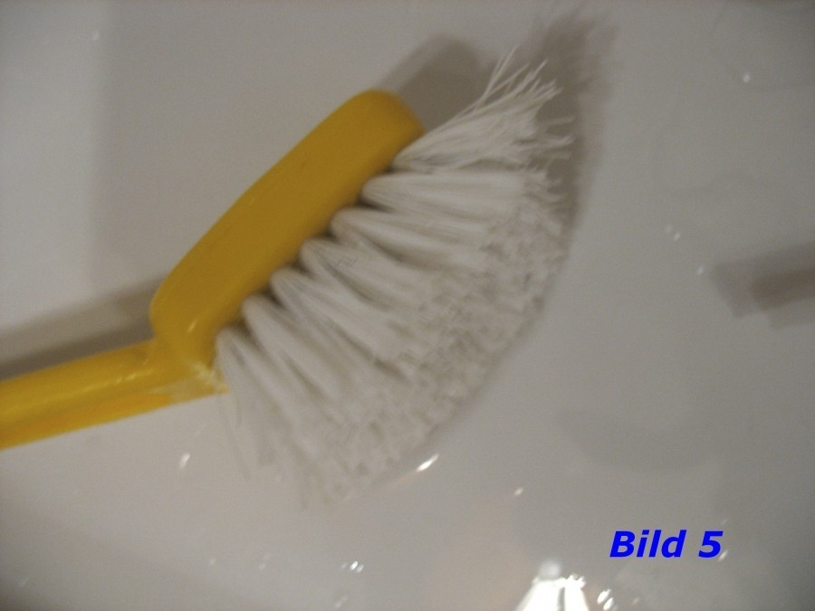 Nach einer nacht in einer Wasser-DanKlorix Lösung ist die schmutzige Spülbürste wieder sauber.