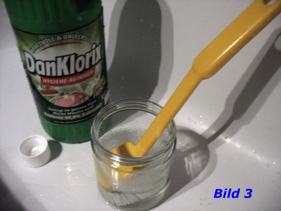 Schmutzige Spülbürste über Nacht in DanKlorix und Wasser einweichen.