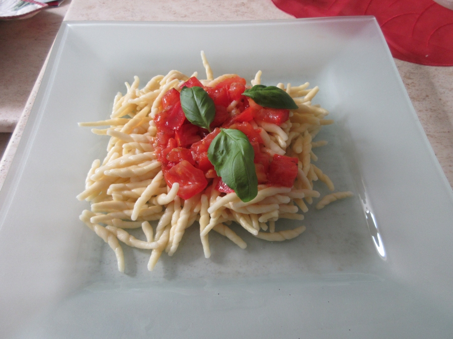 Das Gericht ist einfach und beschränkt sich auf wenige Zutaten, deswegen sollten diese hochwertig sein, Tomaten z. B. reif, aber noch fest, der Käse lange gereift, aber frisch gehobelt.