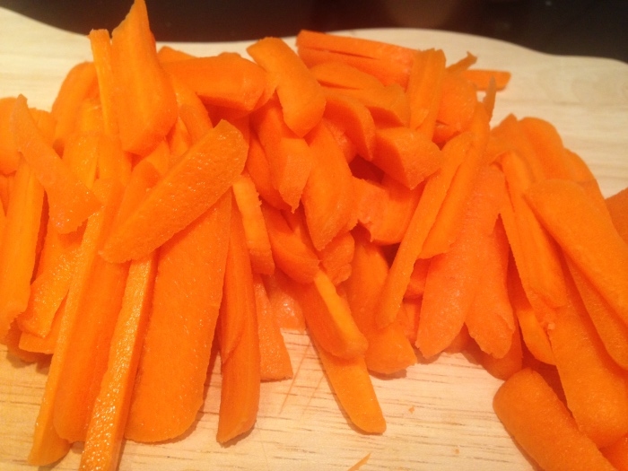 Karotten waschen und in kleinere Stifte schneiden.