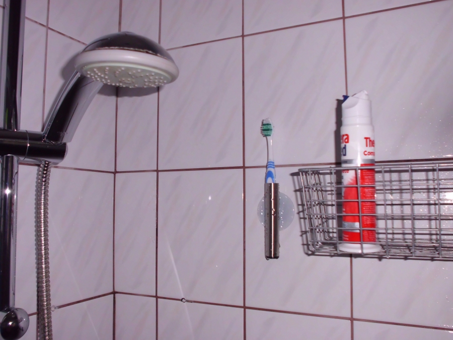 Da ich jeden Morgen dusche, habe ich mir in der Dusche einen Zahnbürstenhalter mit Sauger angebracht und die Zahncreme steht ebenfalls in der Dusche griffbereit.