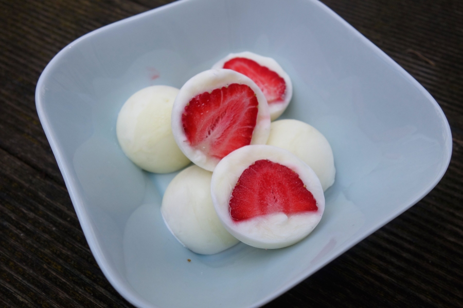 Die Zubereitung der tiefgekühlten Erdbeeren ist denkbar einfach. Die Erdbeeren waschen, mit einem Küchentuch trocknen und halbieren. Dann Naturjoghurt in eine Eiswürfelform geben...