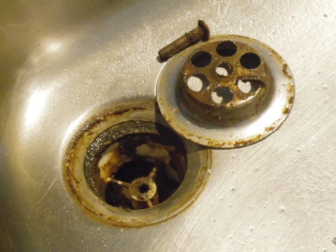Der Tipp ist wichtig, wenn man wie ich keine Spülmaschine hat und alles per Hand abwäscht. Das führt zu mehr Ablagerungen im Abflusssieb und natürlich im Rohr.
