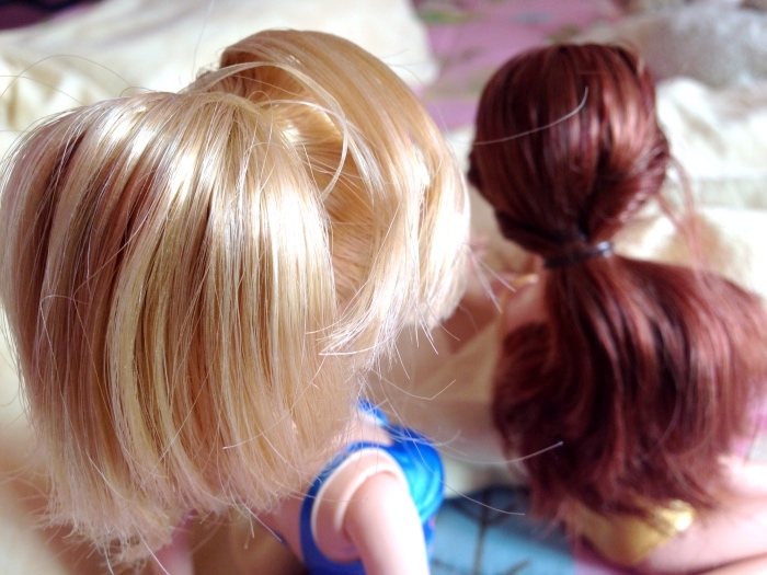 Verfilzte Barbie Haare werden wieder kämmbar, weich und luftig, wenn man sie mit Weichspüler behandelt.