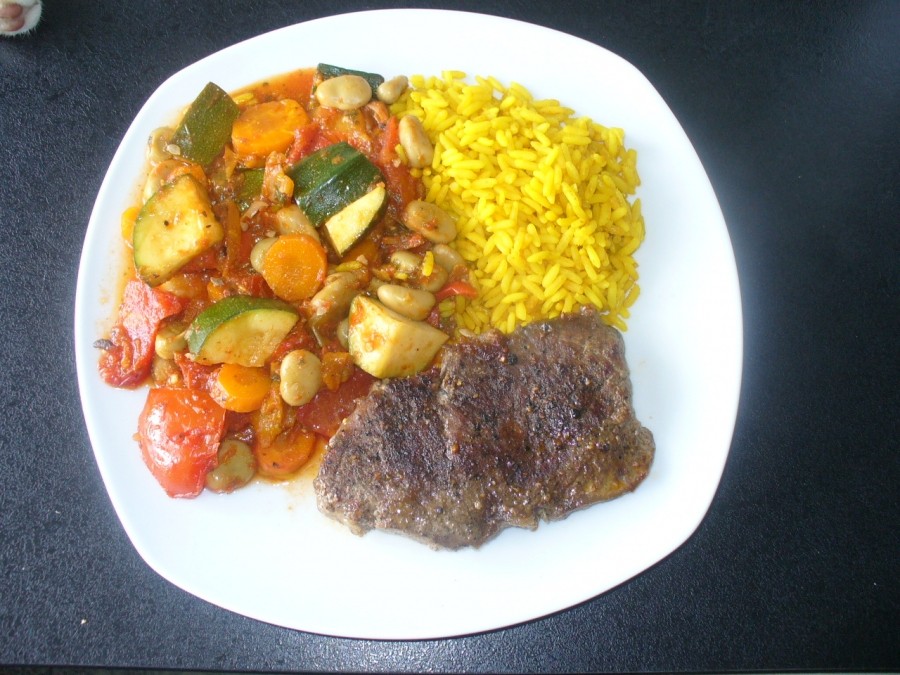 Reis mit Gemüse und Steak - sättigendes und kalorienarmes gut schmeckendes Gericht.