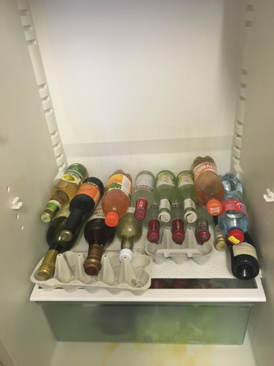 Kein Verrutschen von liegenden Flaschen mehr im Kühlschrank mit Eierschachteln.