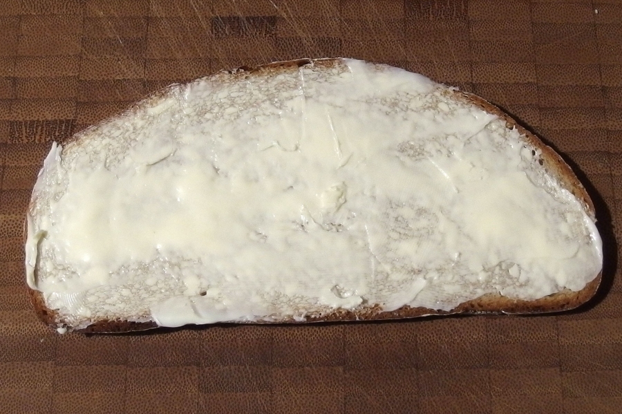 Kein lästiges Warten, bis die Butter endlich weich ist: Harte Butter mithilfe eines Käsehobels einfach aufs Brot bringen. 