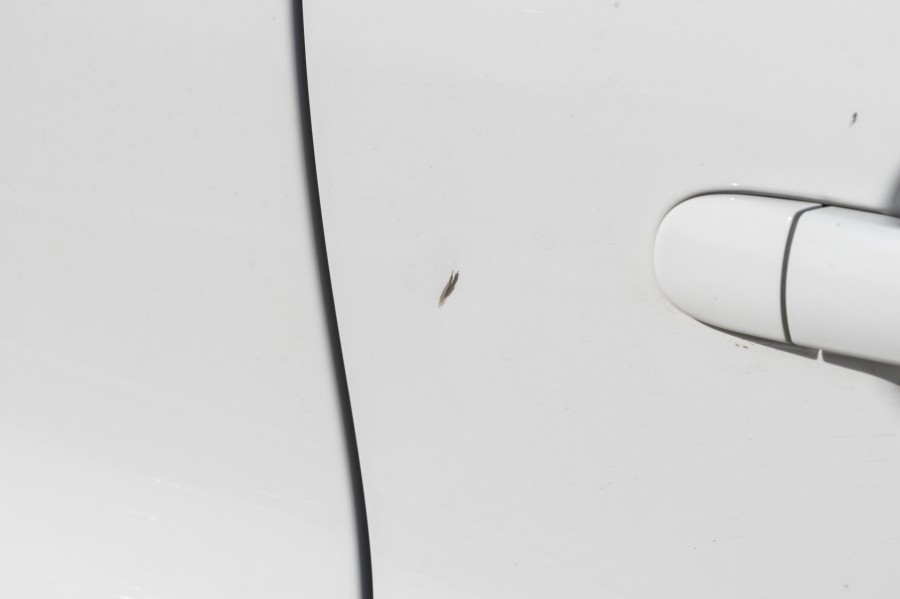 Mit einer ähnliche oder transparenten Nagellackfarbe lassen sich kleine Placken im Autolack ausbessern.
