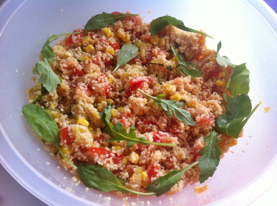 Leckerer vegetarischer Salat mit Couscous, Tomaten, Zucchini und Rucola.