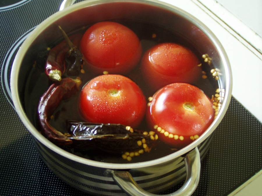 Die Tomaten und Chiles werden in einem Topf für ca. 15 Minuten in Wasser gekocht.