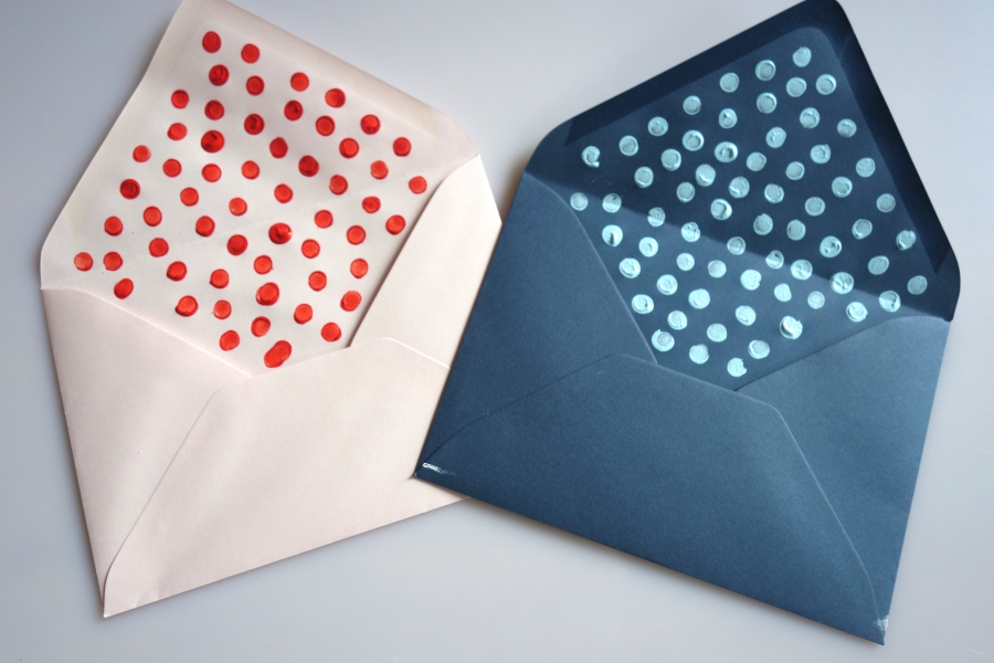 Briefumschläge lassen sich im Handumdrehen mit Polka Dots (Tupfen) aufpeppen.